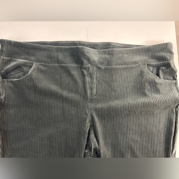 Denim & Co. Black Pull In Velvet Corduroy Pant with Pockets 5X Petite - Picture 4 of 9